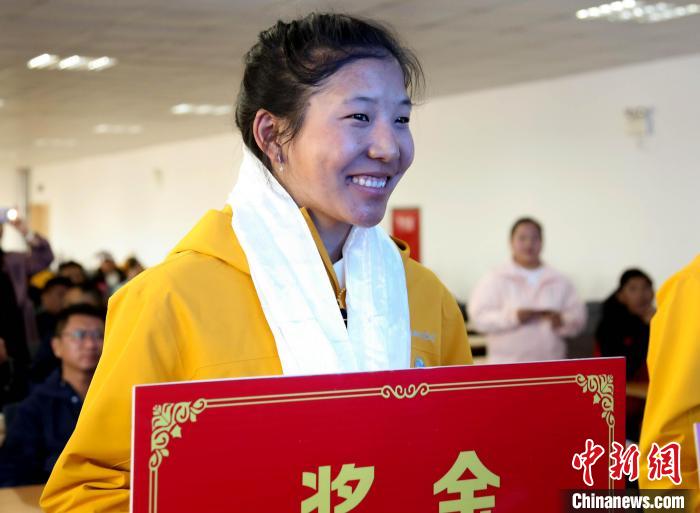 玉珍拉姆上臺(tái)領(lǐng)獎(jiǎng)?！∝暣_ 攝