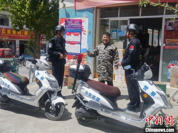 民警對(duì)轄區(qū)商鋪進(jìn)行走訪排查?！↑S創(chuàng)偉 攝