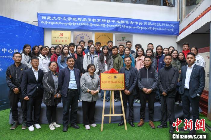 圖為揭牌儀式上合影?！∝暩聛硭?攝