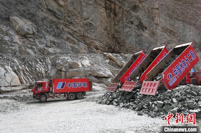 拉哇水電站正式啟動(dòng)大壩填筑。　華電金上公司 供圖