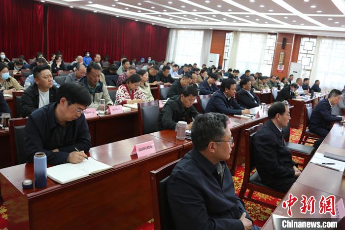 圖為專題黨課現(xiàn)場(chǎng)?！∝暽＠?攝