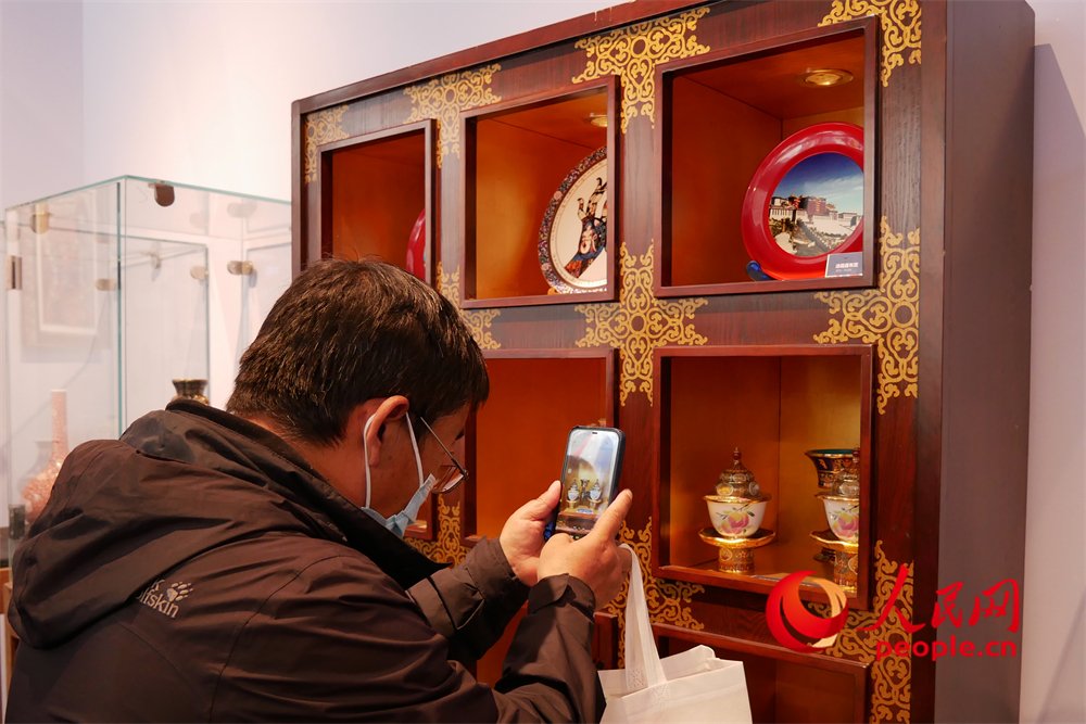 觀眾正在用手機拍攝展品。人民網(wǎng) 韋衍行攝