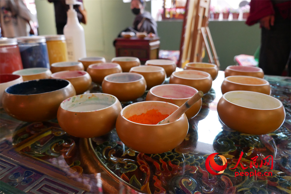 繪制唐卡所用的顏料。人民網(wǎng) 韋衍行攝