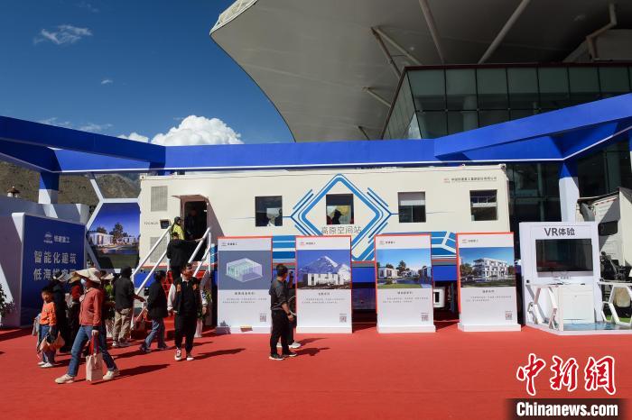 展覽現(xiàn)場(chǎng)，觀眾體驗(yàn)裝配式增壓增氧建筑?！~ 攝