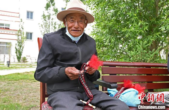 圖為曲松縣特困人員集中供養(yǎng)中心老人在做傳統(tǒng)手工編織。　趙朗 攝