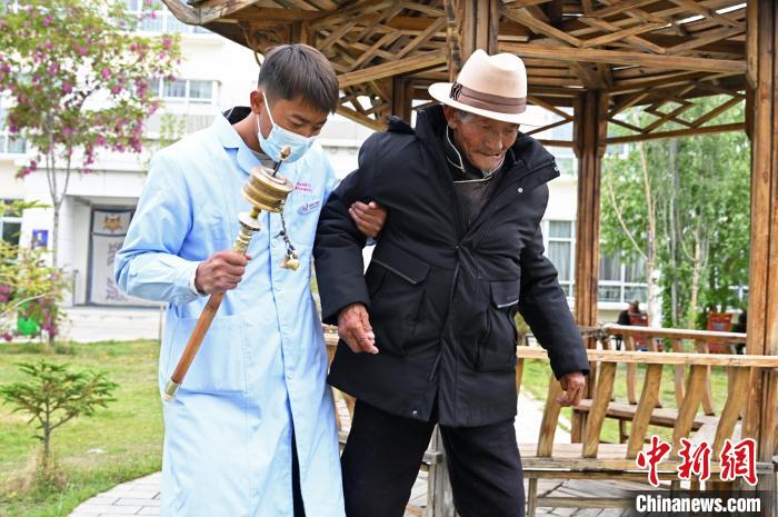 圖為曲松縣特困人員集中供養(yǎng)中心老人索朗歐珠?！≮w朗 攝