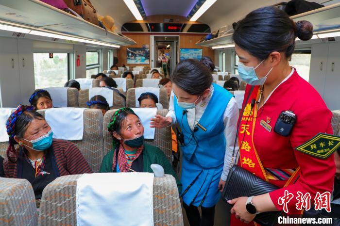 農(nóng)牧民乘坐高原復(fù)興號動車組出行?！≈軔傁?攝