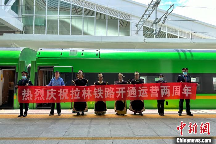 中國鐵路青藏集團(tuán)有限公司慶祝拉林鐵路開通運營兩周年?！±詈Ｐ?攝