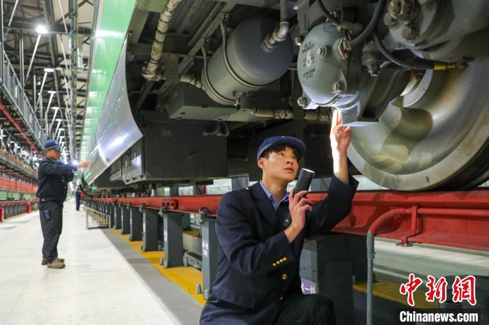 圖為工作人員檢查高原復(fù)興號?！≈軔傁?攝