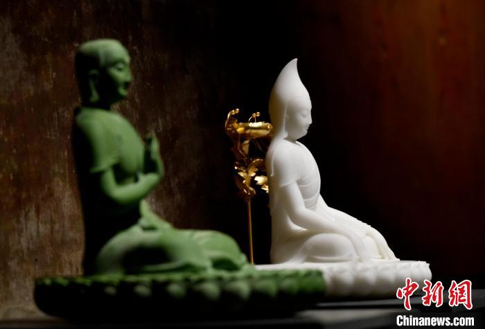 圖為展覽中圍繞西藏歷史與傳統(tǒng)創(chuàng)作的雕塑作品。　李林 攝