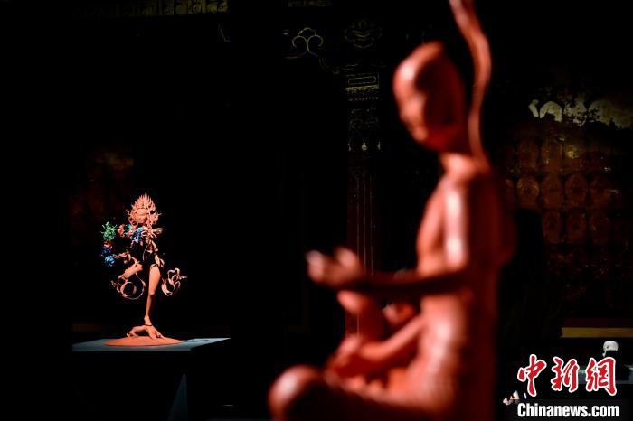 圖為展覽中圍繞西藏歷史與傳統(tǒng)創(chuàng)作的雕塑作品。　李林 攝