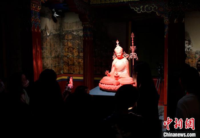 圖為觀眾正在欣賞展覽中的雕塑作品。　李林 攝