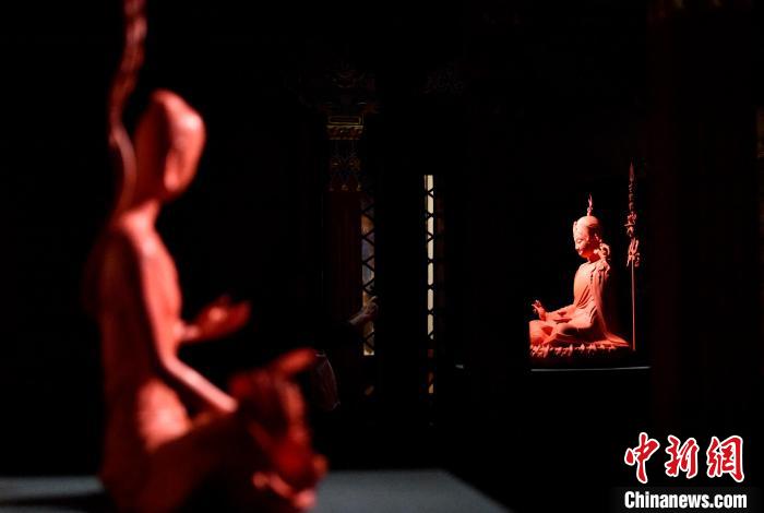 圖為展覽中圍繞西藏歷史與傳統(tǒng)創(chuàng)作的雕塑作品?！±盍?攝