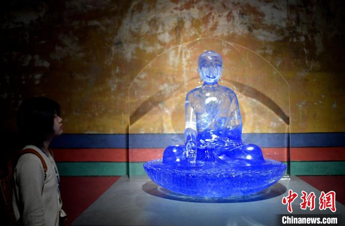 圖為觀眾正在欣賞展覽中的雕塑作品?！±盍?攝