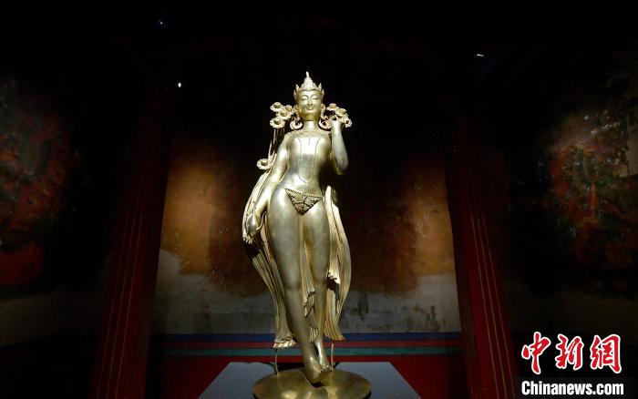 圖為展覽中圍繞西藏歷史與傳統(tǒng)創(chuàng)作的雕塑作品《八萬四千年》?！±盍?攝