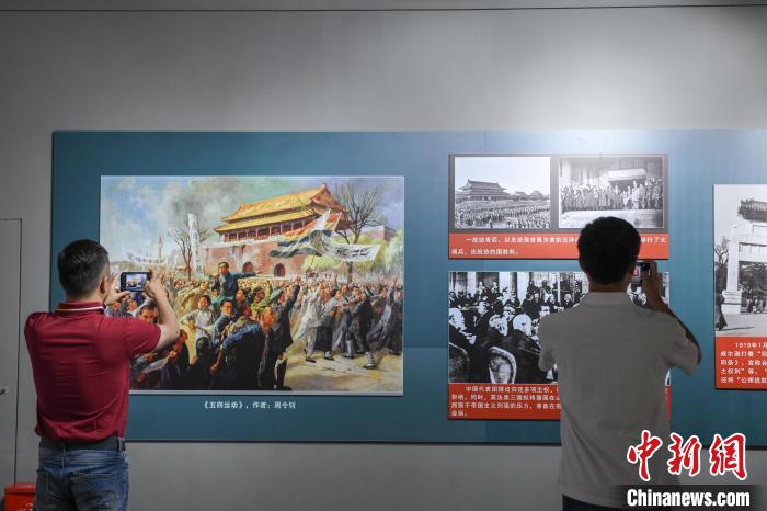 圖為市民參觀《曙光·偉業(yè)——五四運動與中國共產黨的成立》“七一”特展?！∝暩聛硭?攝