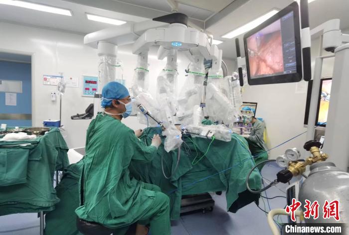 圖為援藏主任郝一昌協(xié)助進(jìn)行達(dá)芬奇機(jī)器人手術(shù)?！∥鞑刈灾螀^(qū)人民醫(yī)院供圖