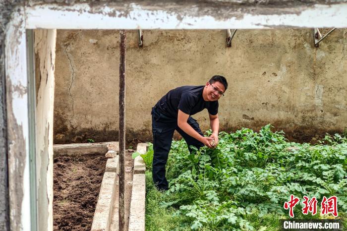 移民管理警察羅忠江在公珠湖執(zhí)勤點(diǎn)的大棚內(nèi)。　龍小鳳 攝