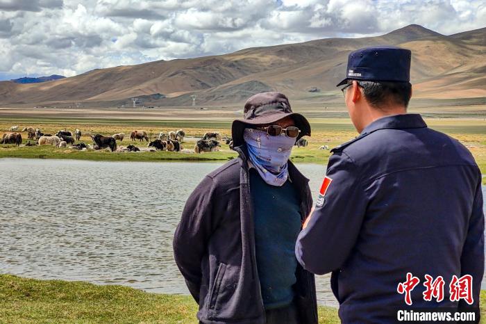 資料圖為民警何宗源在公珠湖了解牧民情況?！↓埿▲P 攝