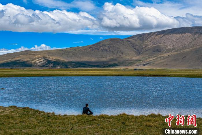 資料圖為執(zhí)勤民警何宗源在公珠湖畔濕地留影?！↓埿▲P 攝