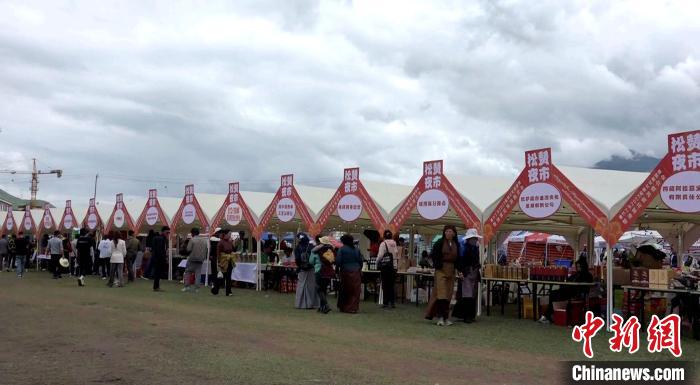 圖為熱鬧的“松贊夜市”。　貢桑拉姆 攝