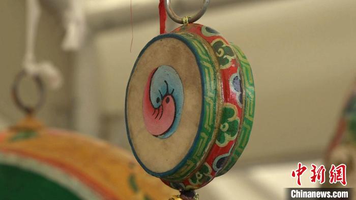 圖為“松贊夜市”里的特色文創(chuàng)產(chǎn)品?！∝暽＠?攝