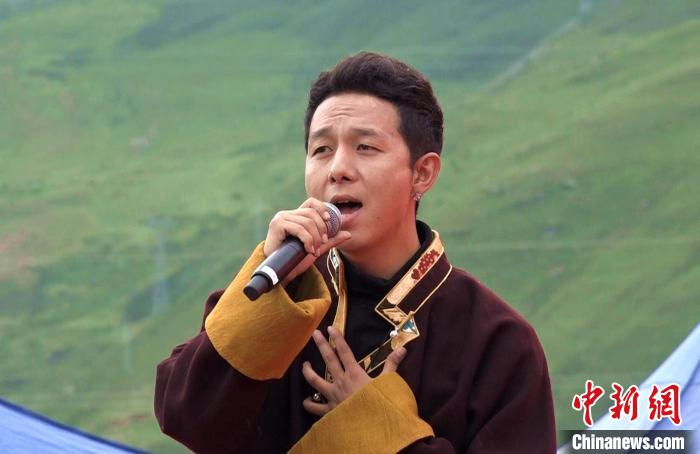 圖為藝人為開幕式獻(xiàn)唱?！∝暽＠?攝