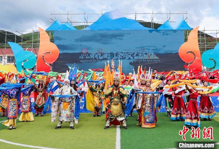 圖為西藏昌都市第九屆三江茶馬文化藝術(shù)節(jié)(芒康會(huì)場(chǎng))開幕式現(xiàn)場(chǎng)?！〔际忻⒖悼h委宣傳部供圖