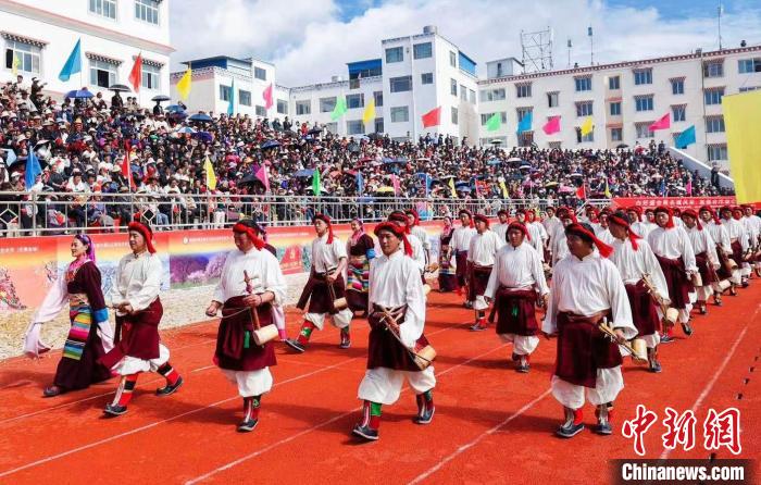 圖為西藏昌都市第九屆三江茶馬文化藝術(shù)節(jié)(芒康會(huì)場(chǎng))開幕式現(xiàn)場(chǎng)?！〔际忻⒖悼h委宣傳部供圖