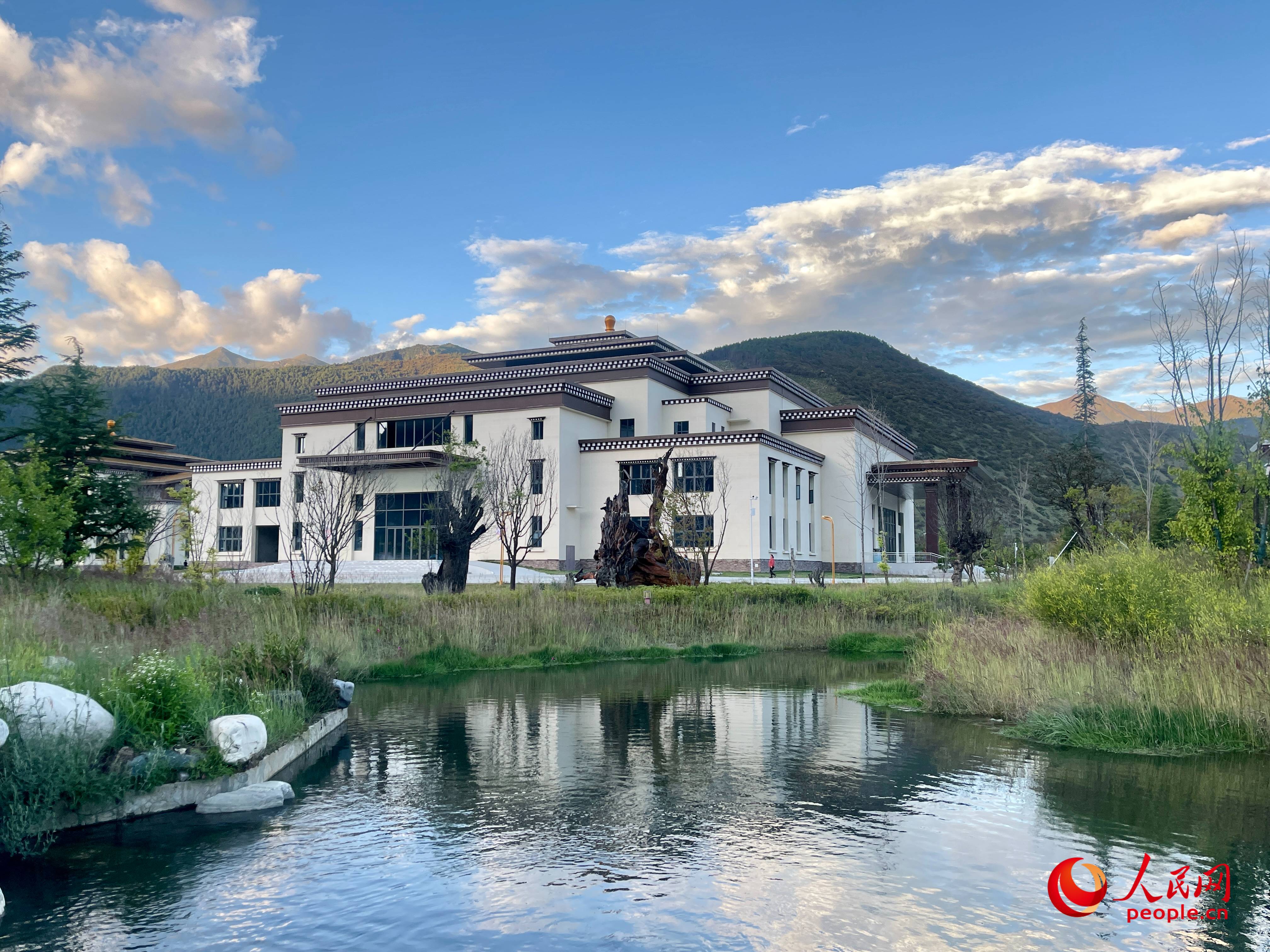 工布公園猶如一幅優(yōu)美畫卷，讓人流連忘返。人民網(wǎng) 周靜圓攝