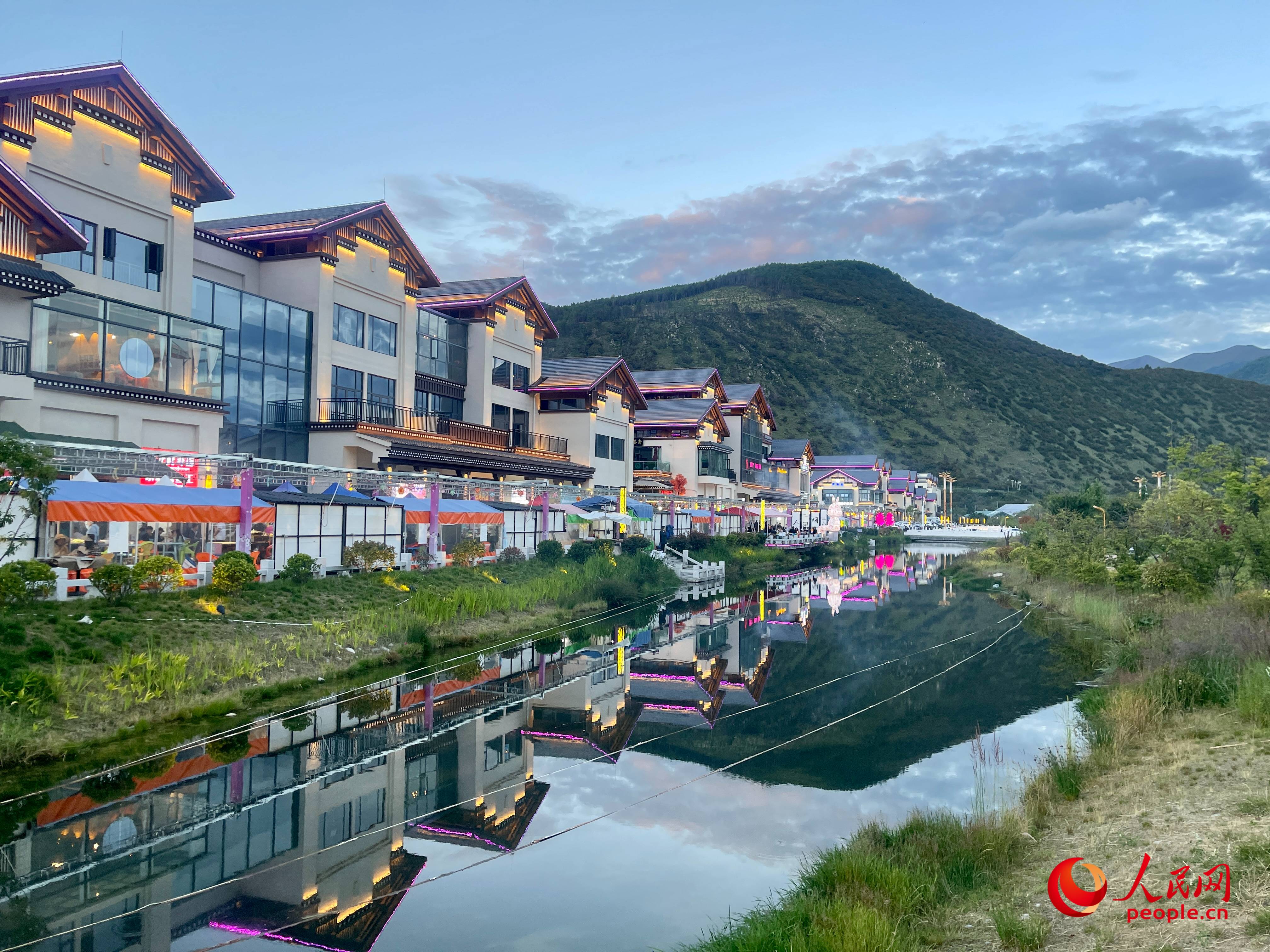 工布公園的一角，風(fēng)景秀麗。人民網(wǎng) 周靜圓攝