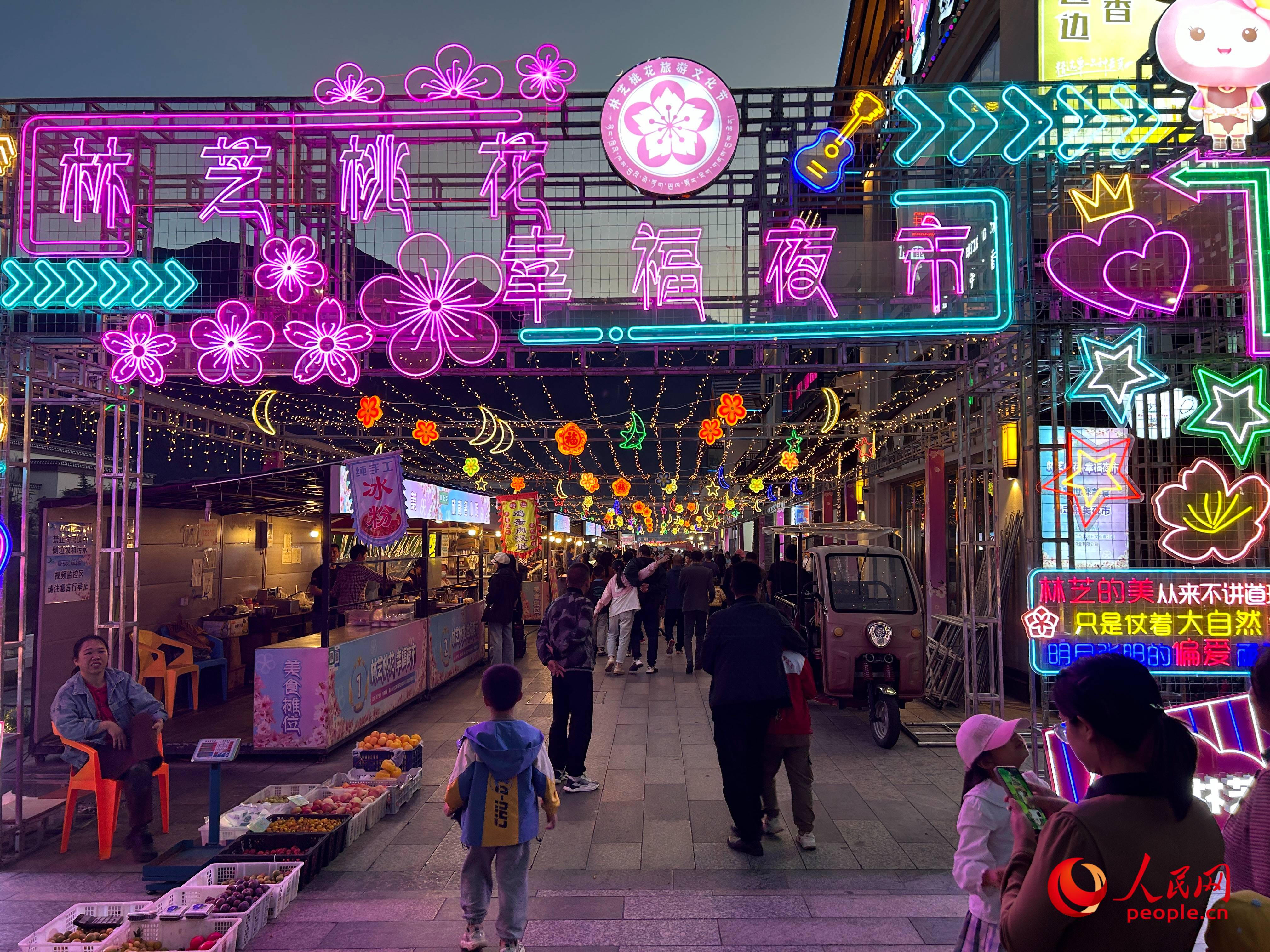 工布公園里的夜市，人來人往。人民網(wǎng) 周靜圓攝