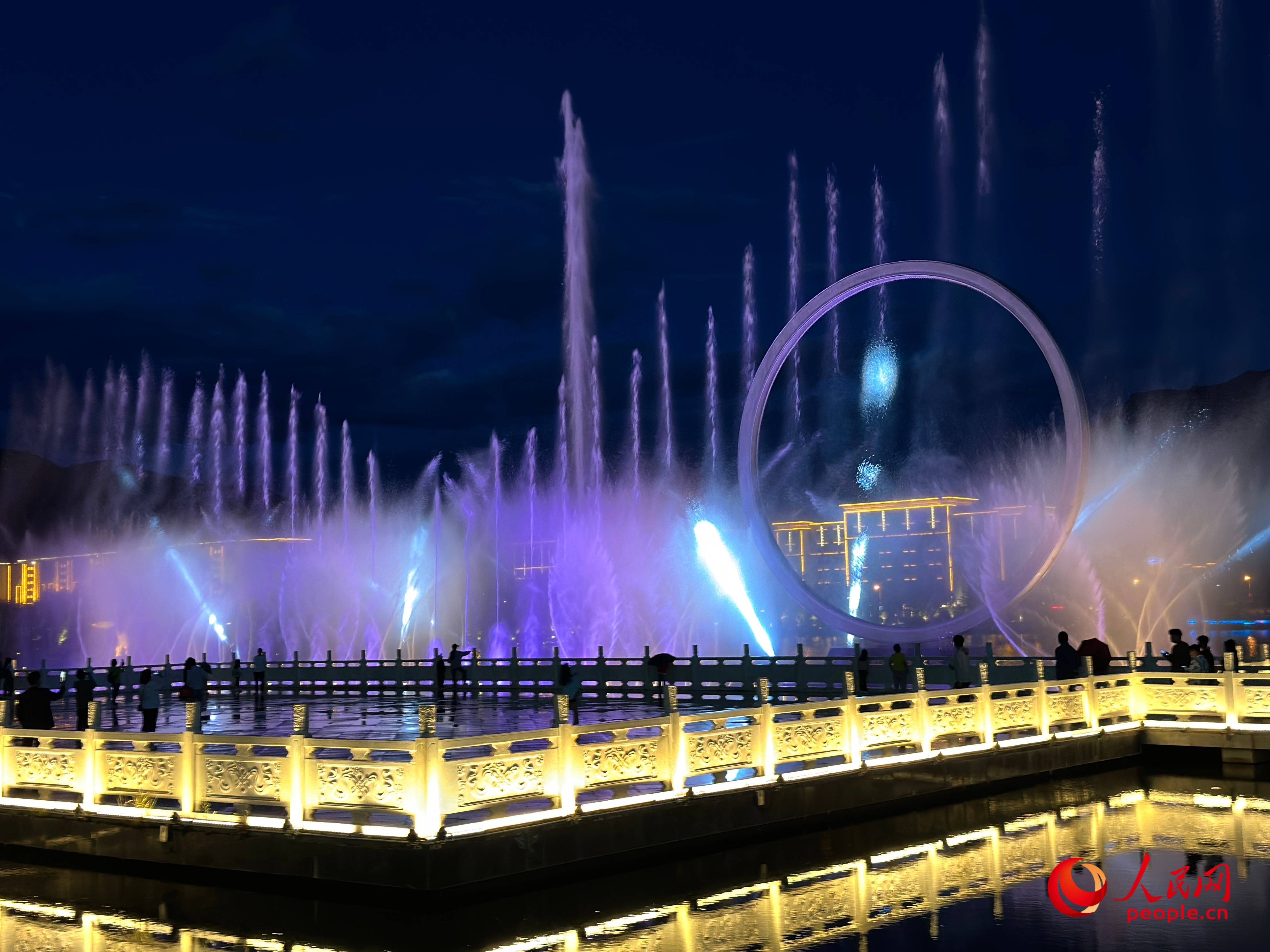 工布公園的音樂水秀噴泉，吸引市民和游客前來拍照打卡。人民網(wǎng) 周靜圓攝