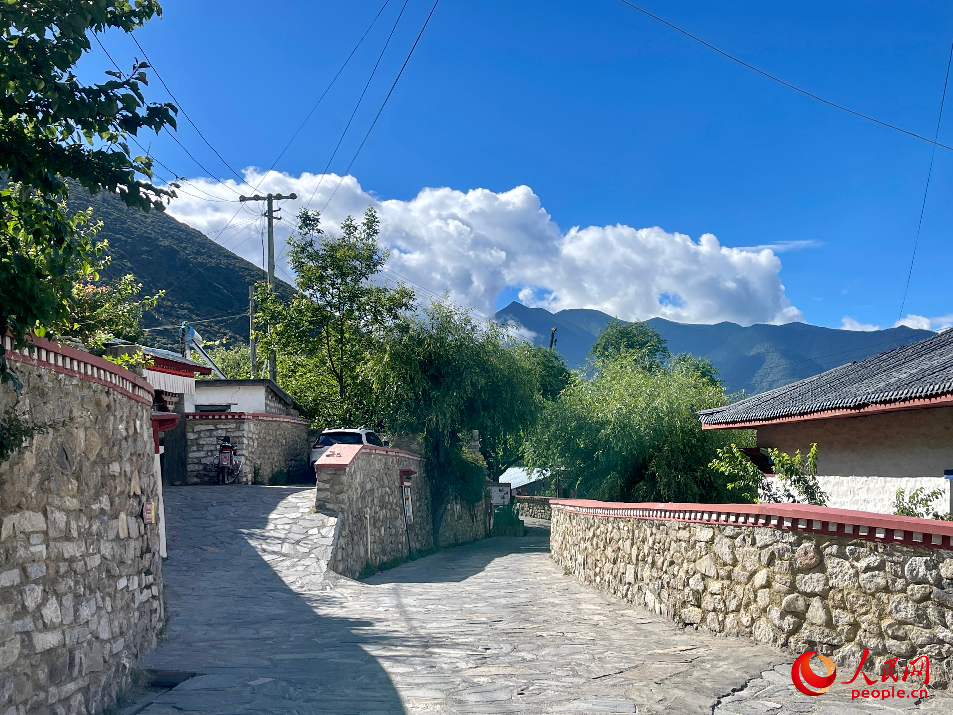 嘎拉村的村貌。人民網(wǎng) 周靜圓攝