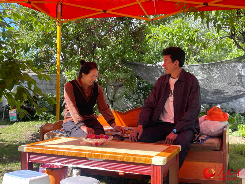 嘎拉村村民達(dá)瓦堅(jiān)參和他的妻子。人民網(wǎng) 周靜圓攝