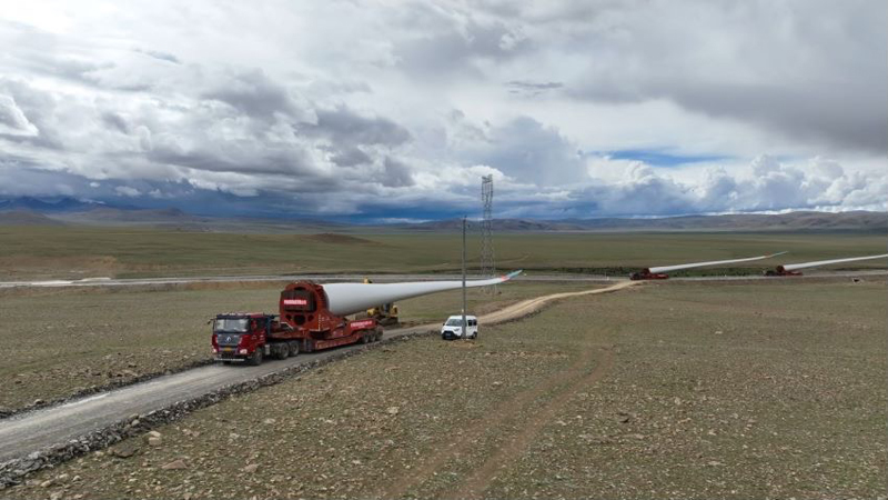 西藏措美哲古風電場首批3.6兆瓦風電機組運輸。受訪者供圖