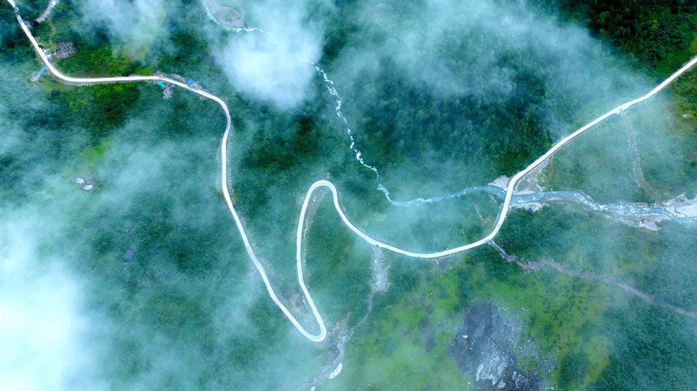 青山綠水生態(tài)優(yōu)。益西曲批攝