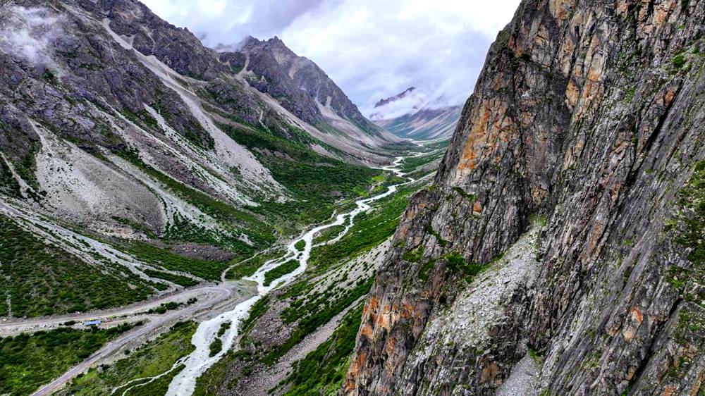 磅礴的河流滋養(yǎng)著山間草木。張澤坤攝