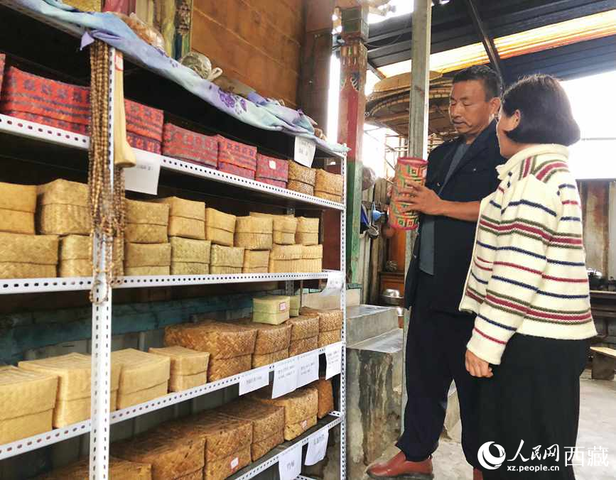 愛明（左一）給游客介紹藤竹產(chǎn)品。