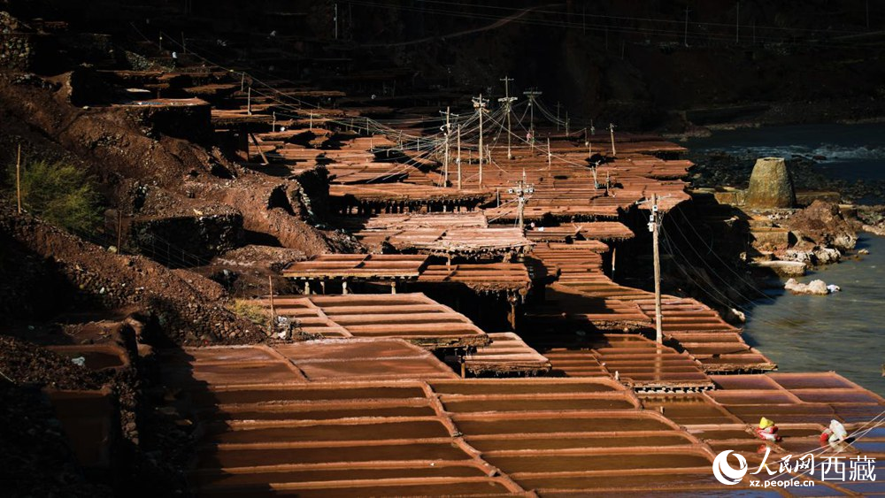 大大小小數(shù)千塊鹽田，形成一道絕美的風(fēng)景線。人民網(wǎng)記者 次仁羅布攝