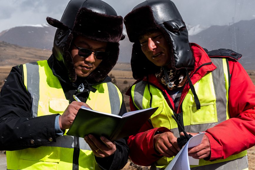 2023年11月30日，西藏自治區(qū)那曲市索縣榮布至丁青縣巴達(dá)35千伏線路工程施工現(xiàn)場(chǎng)人員正在開(kāi)展現(xiàn)場(chǎng)作業(yè)。趙清鵬攝
