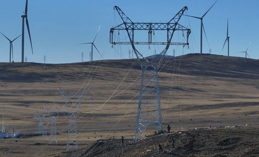那曲市色尼區(qū)國能100兆瓦風電11千伏送電工程現(xiàn)場。拉巴平措攝