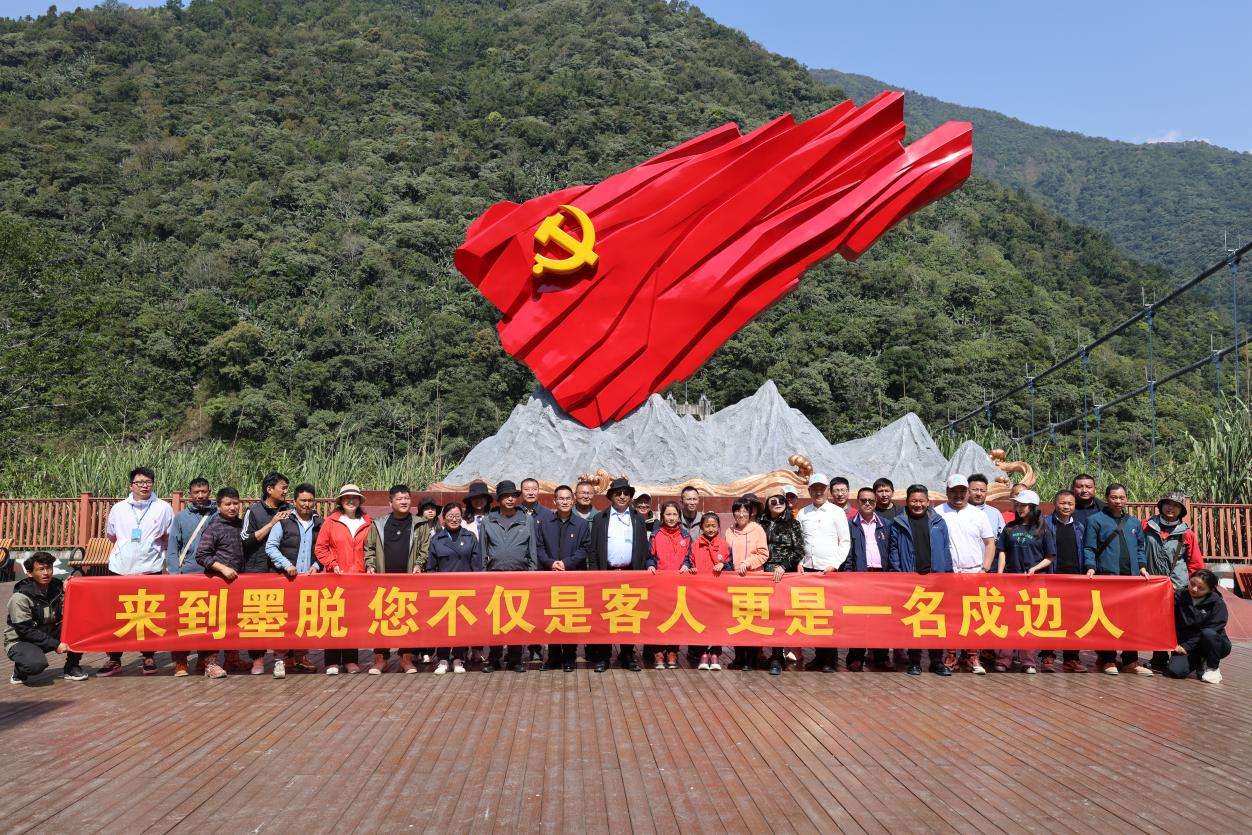 圖為:縣外游客在墨脫縣愛國強(qiáng)邊教育基地觀摩學(xué)習(xí)