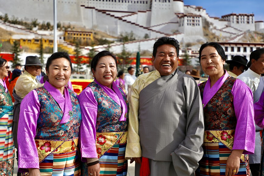 干部群眾身著盛裝在布達(dá)拉宮廣場(chǎng)留影。