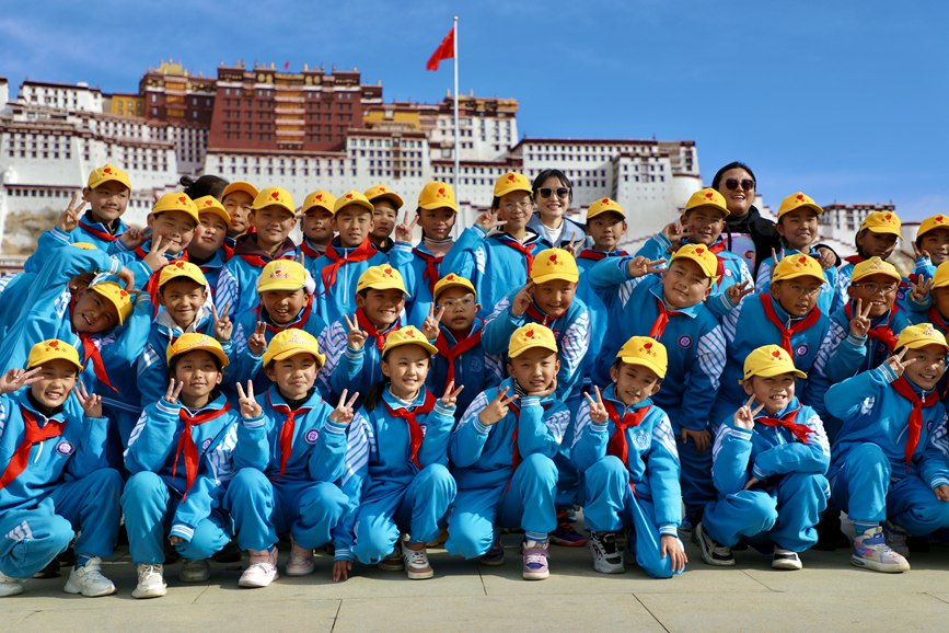 學(xué)生在國(guó)旗下留影。