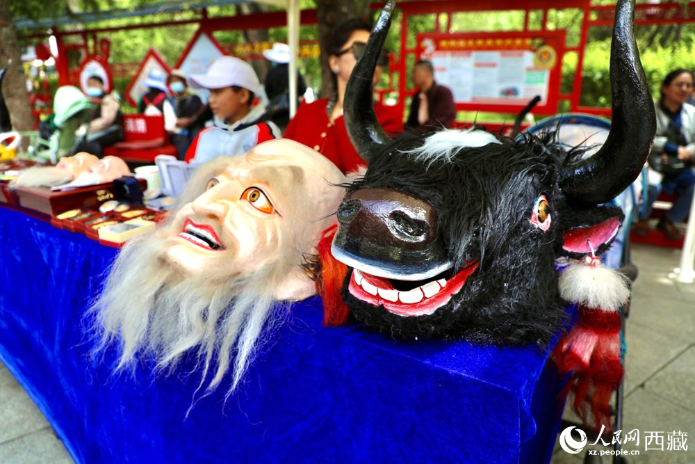 拉薩非遺集市上的藏戲人物與牦牛面具。