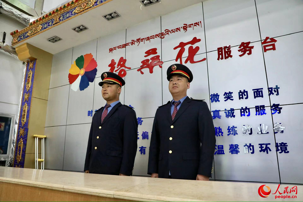 那曲火車站格?；ǚ?wù)臺。人民網(wǎng)記者 次仁羅布攝