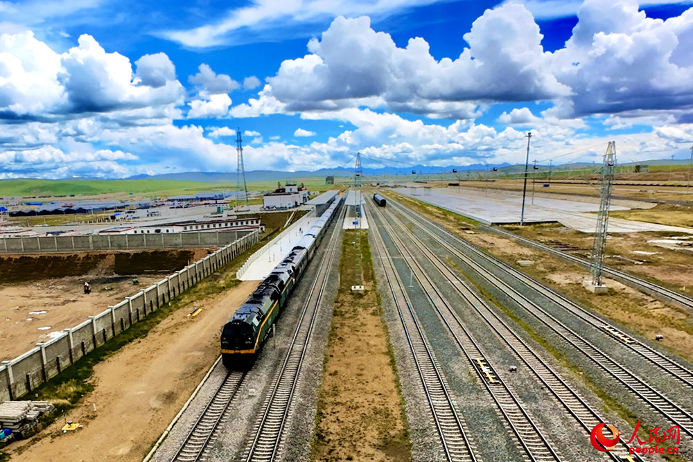 Z166次列車駛向那曲站。人民網(wǎng)記者 趙晨攝