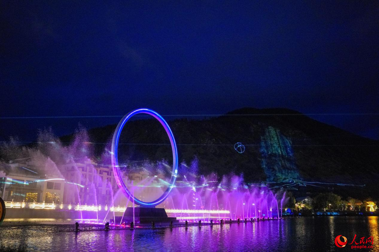 西藏林芝市民族團(tuán)結(jié)廣場(chǎng)音樂(lè)噴泉。人民網(wǎng)記者 趙晨攝