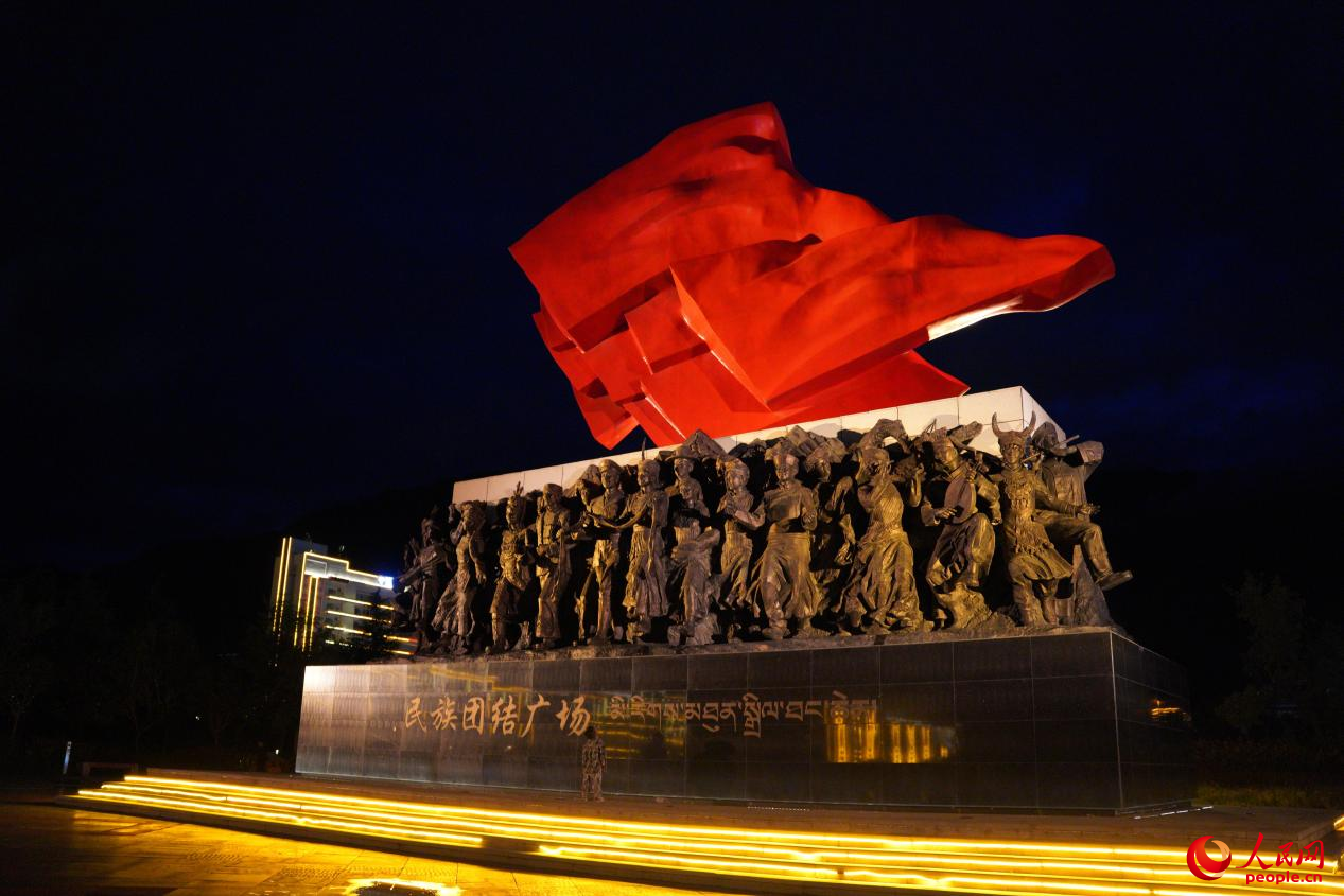 西藏林芝市民族團(tuán)結(jié)廣場(chǎng)上的標(biāo)志性雕塑。人民網(wǎng)記者 趙晨攝